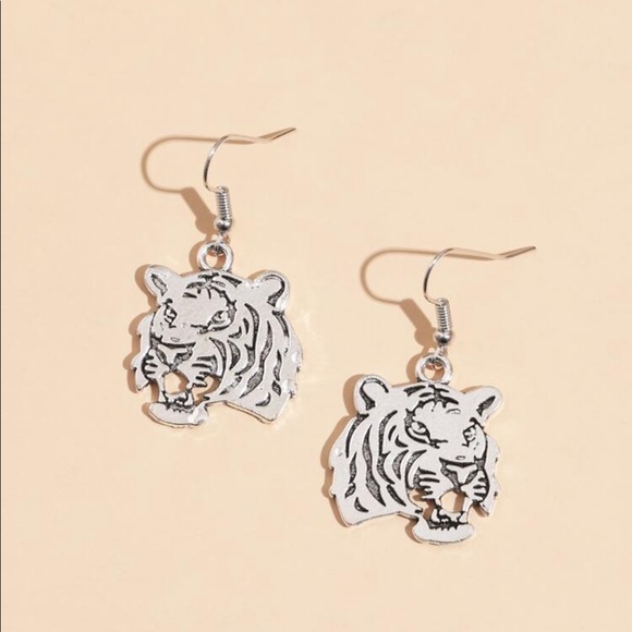 ⚠️2 for 10⚠️Silver Tiger Earrings - Picture 2 of 2